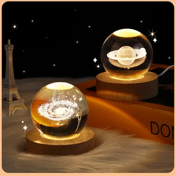 בסיס עץ עם כדור בדולח שולחן אור USB LED אור הירח ושבתאי במערכת השמש בלילה אור עיצוב חדר השינה מנורת שולחן מתנות יום הולדת