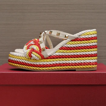 קיץ חדש לנשים סנדלים קלועים העליונה עיצוב מסמרת קישוט טריז נעלי בית איטלקי מעצב מותג עיצוב אופנה נעלי נשי